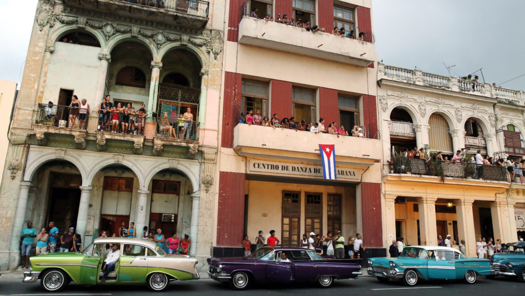 HAB101 LA HABANA (CUBA), 03/05/2016.- Decenas de personas observan desde sus casas el primer desfile de la casa de moda Chanel en La Habana (Cuba) en el Paseo del Prado hoy, 3 de mayo de 2016. EFE/Alejandro Ernesto